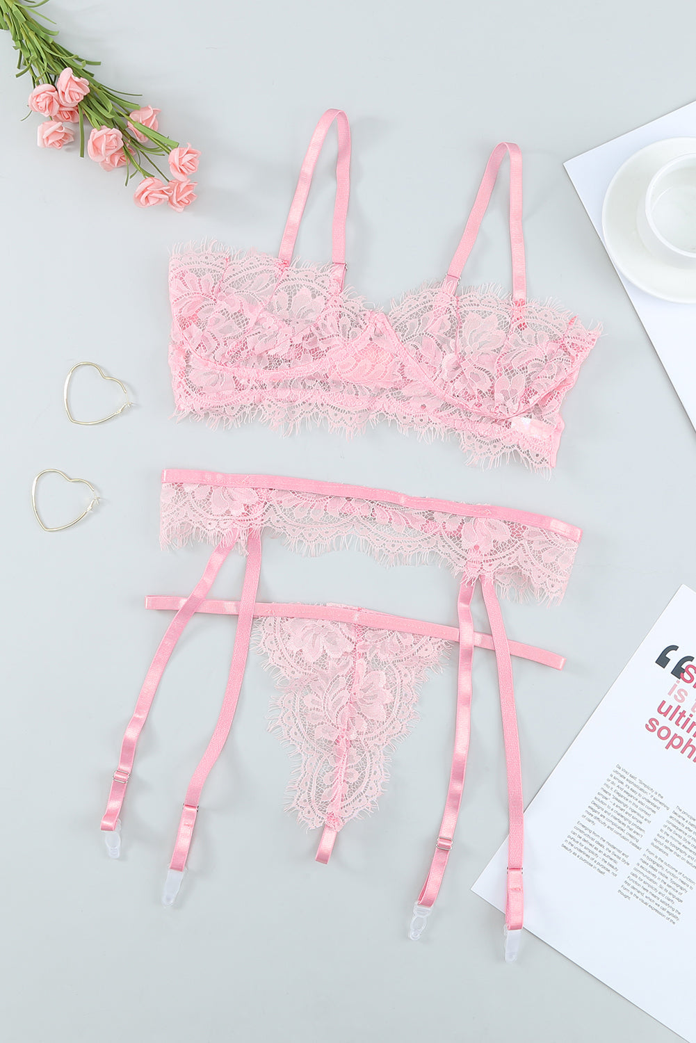 Conjunto de bralette de encaje con ribete de pestañas rosas y liguero