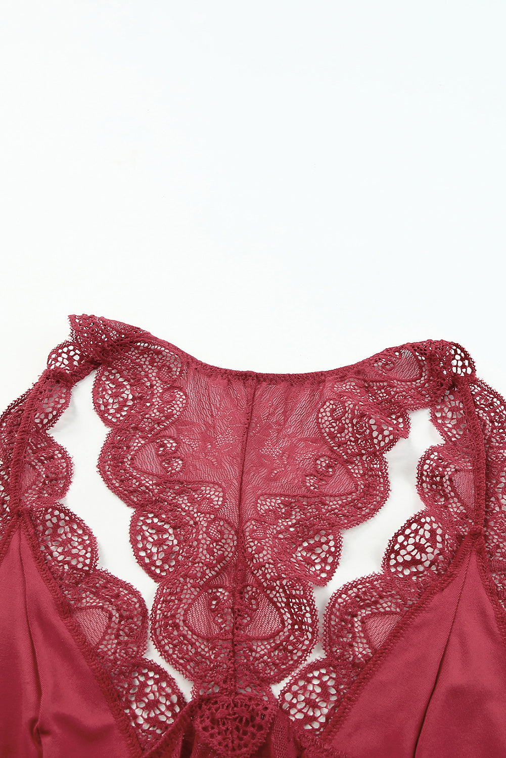 Bralette de encaje con escote en V festoneado y halter rojo