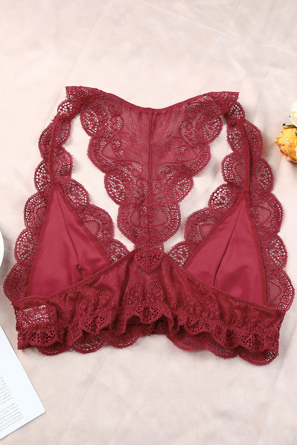 Bralette de encaje con escote en V festoneado y halter rojo