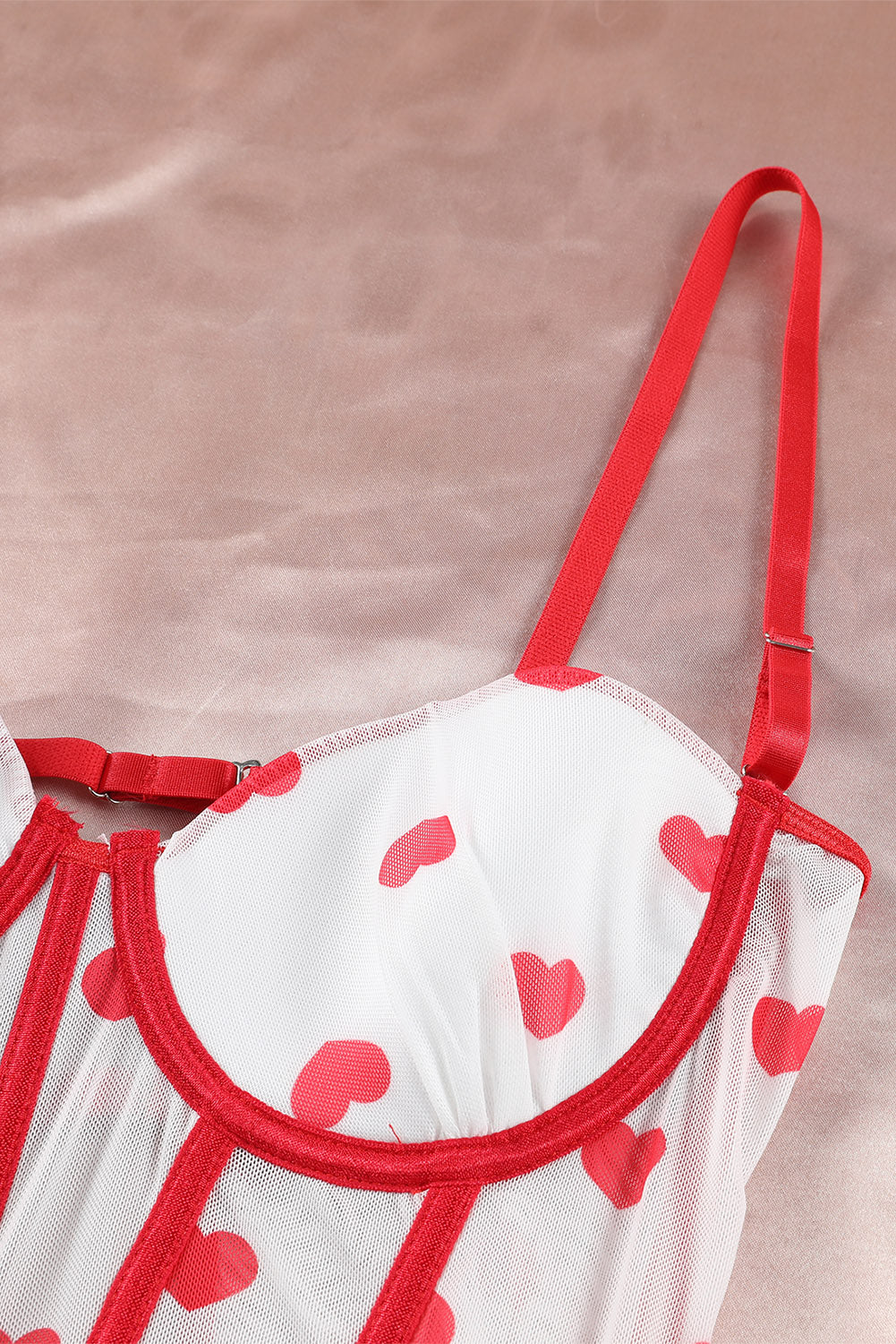 Conjunto de lencería de tres piezas con tirantes y volantes con estampado de corazones rojos