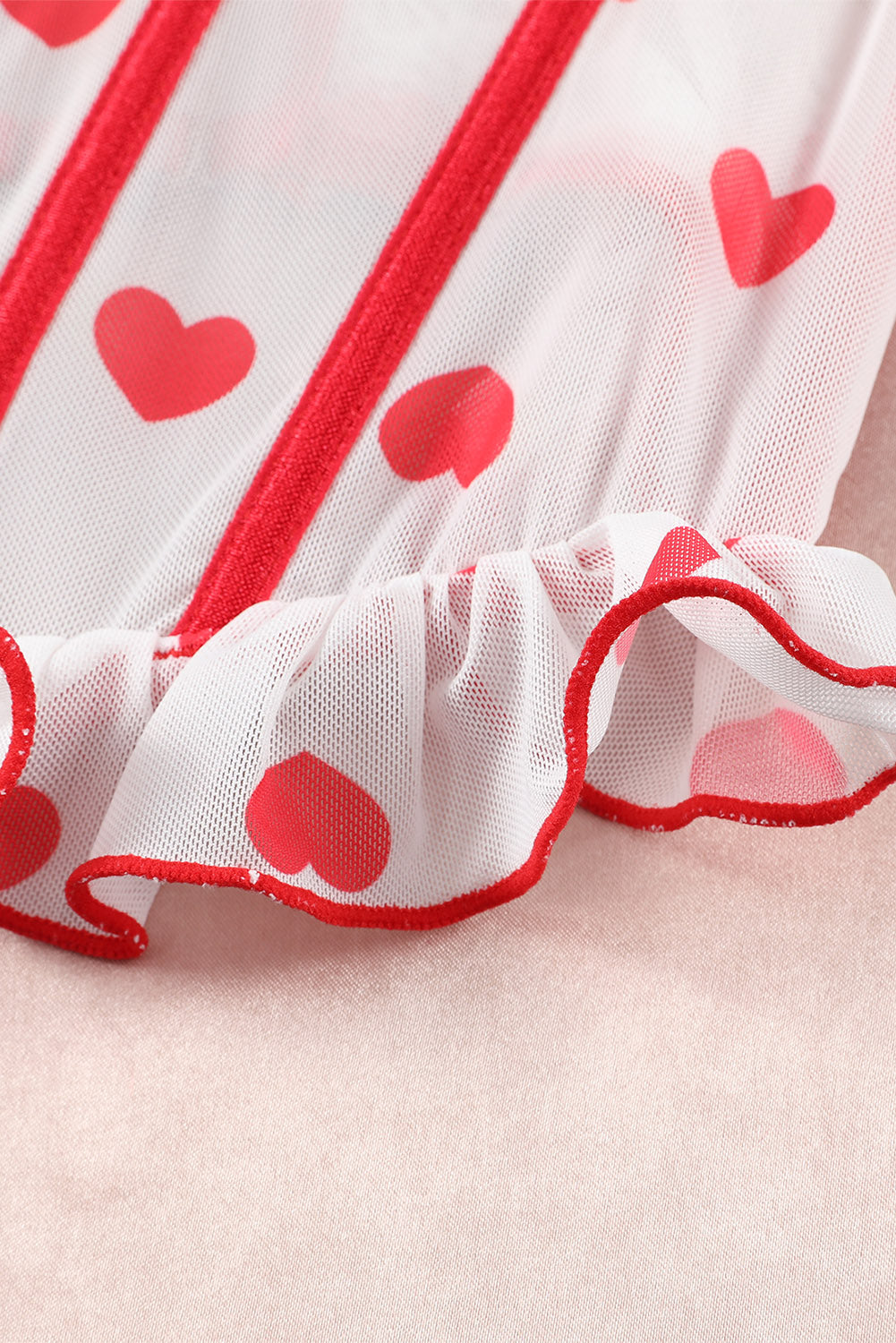 Conjunto de lencería de tres piezas con tirantes y volantes con estampado de corazones rojos