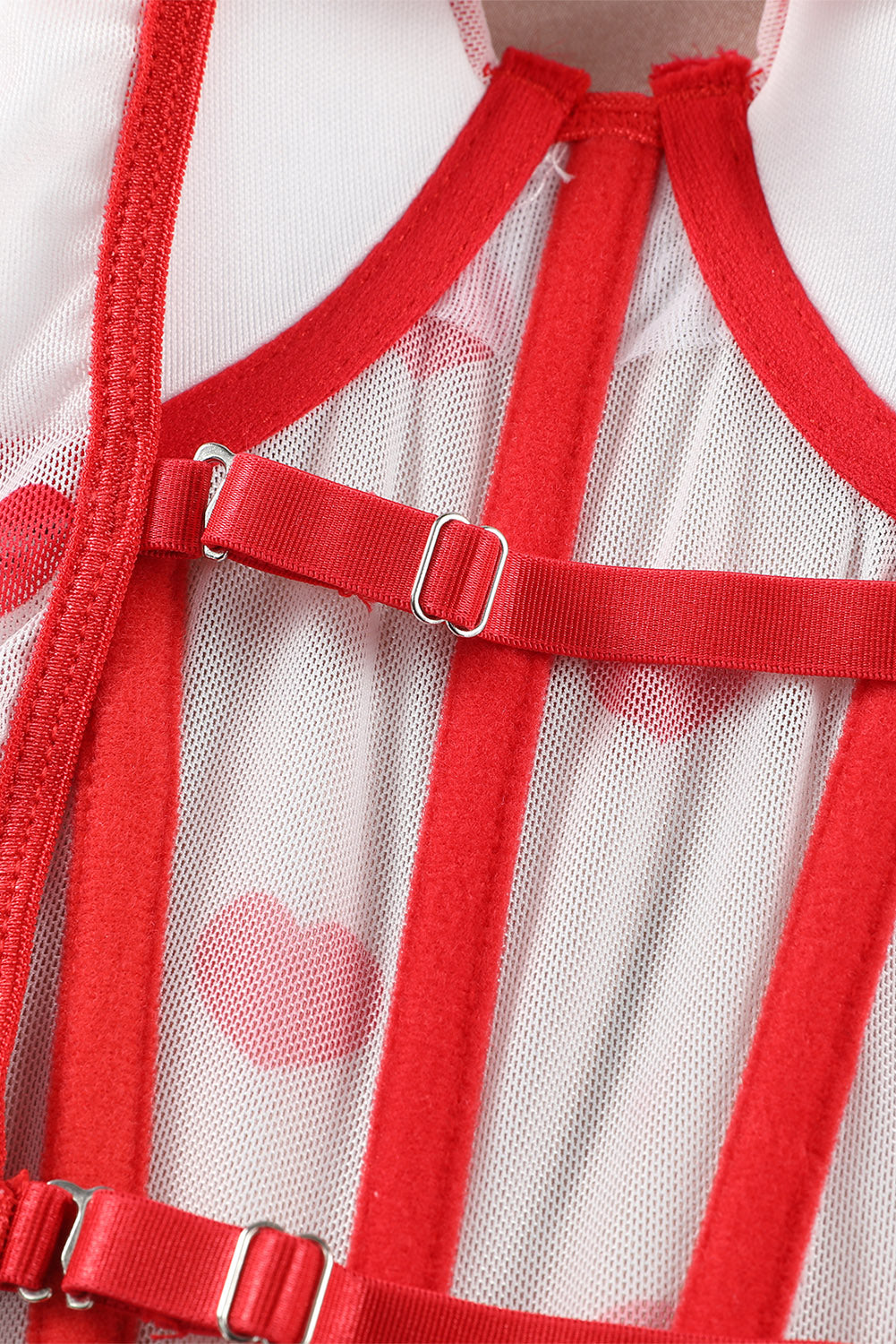 Conjunto de lencería de tres piezas con tirantes y volantes con estampado de corazones rojos