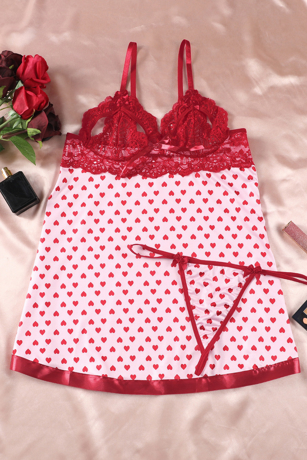 Conjunto de babydoll de ganchillo con encaje y estampado en forma de corazón rojo