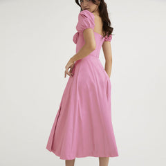 Schulterfreies Midi-Sommerkleid mit Puffärmeln und Bindeband vorne und hohem Schlitz - Pink