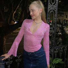 Transparentes Crop Top mit V-Ausschnitt und ausgestellten Ärmeln aus Spitze - Rosa