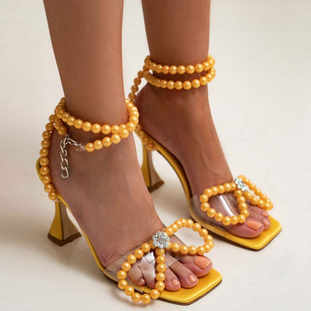 Sandalias de mariposa con tacón alto y tiras de perlas - Amarillo