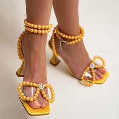 Sandalias de mariposa con tacón alto y tiras de perlas - Amarillo