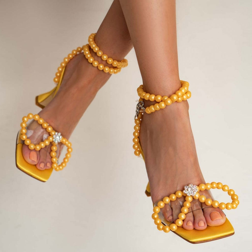 Sandalias de mariposa con tacón alto y tiras de perlas - Amarillo