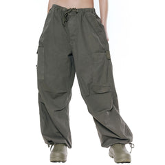 Baggy Cargohose mit Kordelzug und mehreren Taschen und weitem Bein - Armeegrün