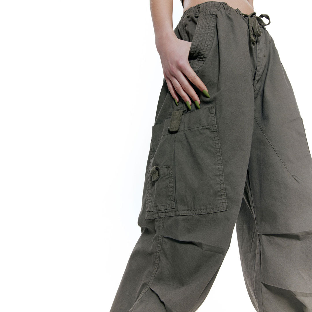 Baggy Cargohose mit Kordelzug und mehreren Taschen und weitem Bein - Armeegrün