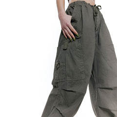 Pantalones cargo holgados de pierna ancha con múltiples bolsillos y cordón ajustable - Verde militar