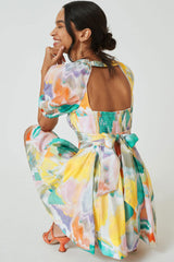 Minivestido veraniego fruncido con mangas abullonadas y efecto tie-dye arcoíris - Multicolor