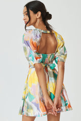 Minivestido veraniego fruncido con mangas abullonadas y efecto tie-dye arcoíris - Multicolor