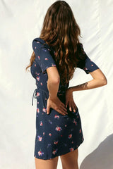 Vestido corto cruzado francés con mangas abullonadas y estampado floral vintage - Azul marino