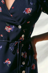 Vestido corto cruzado francés con mangas abullonadas y estampado floral vintage - Azul marino