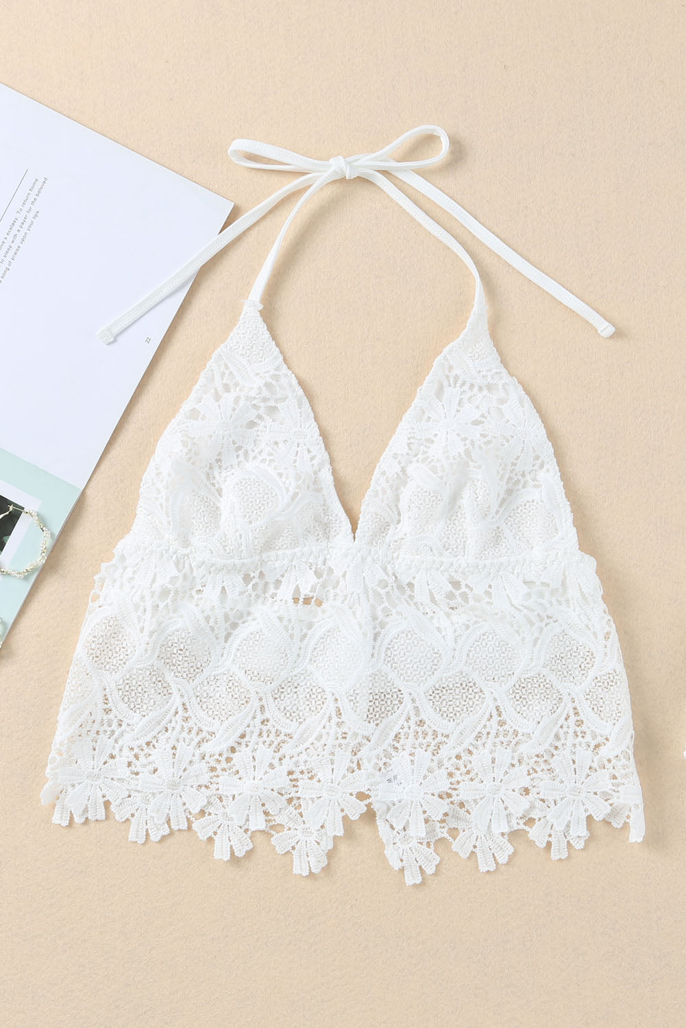 Bralette de crochet con encaje floral blanco y cuello halter sin espalda