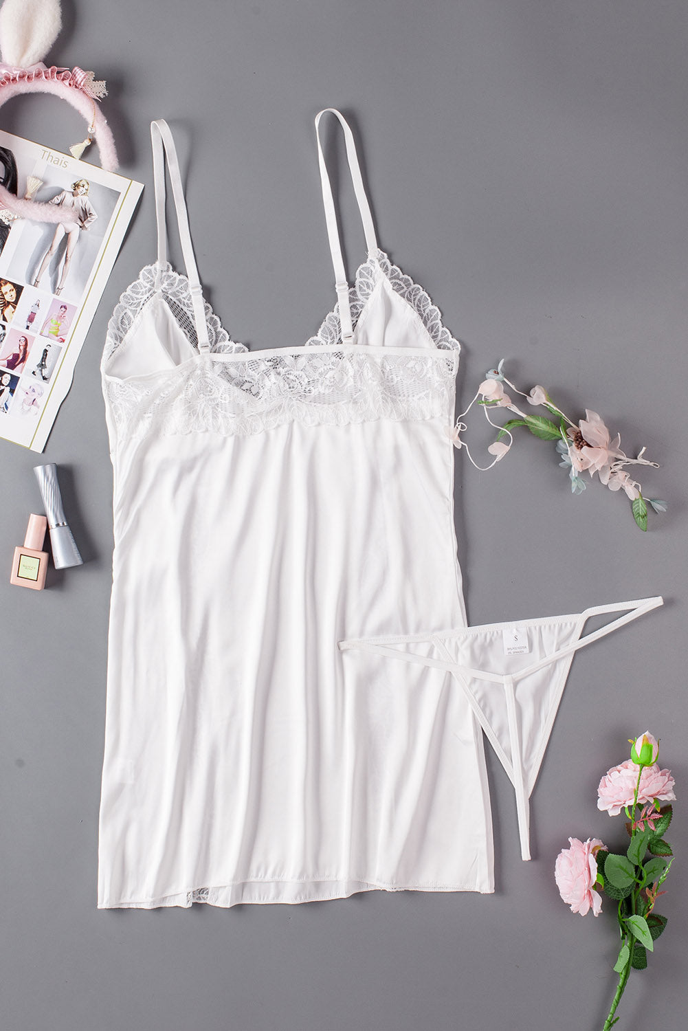 Babydoll de satén con encaje blanco calado