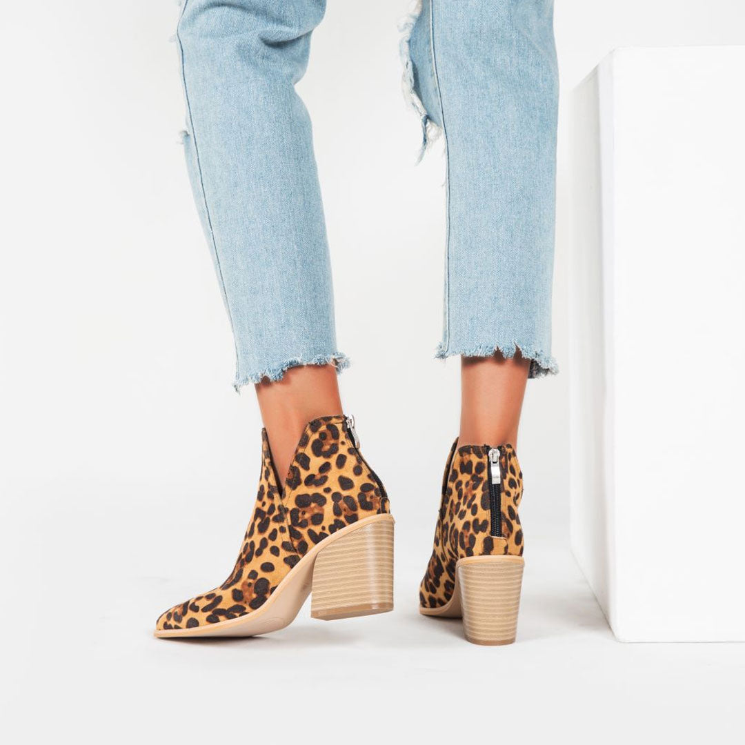 Wildleder-Stiefeletten mit spitzer Zehenpartie, Kerbenbesatz und klobigem Absatz - Leopard