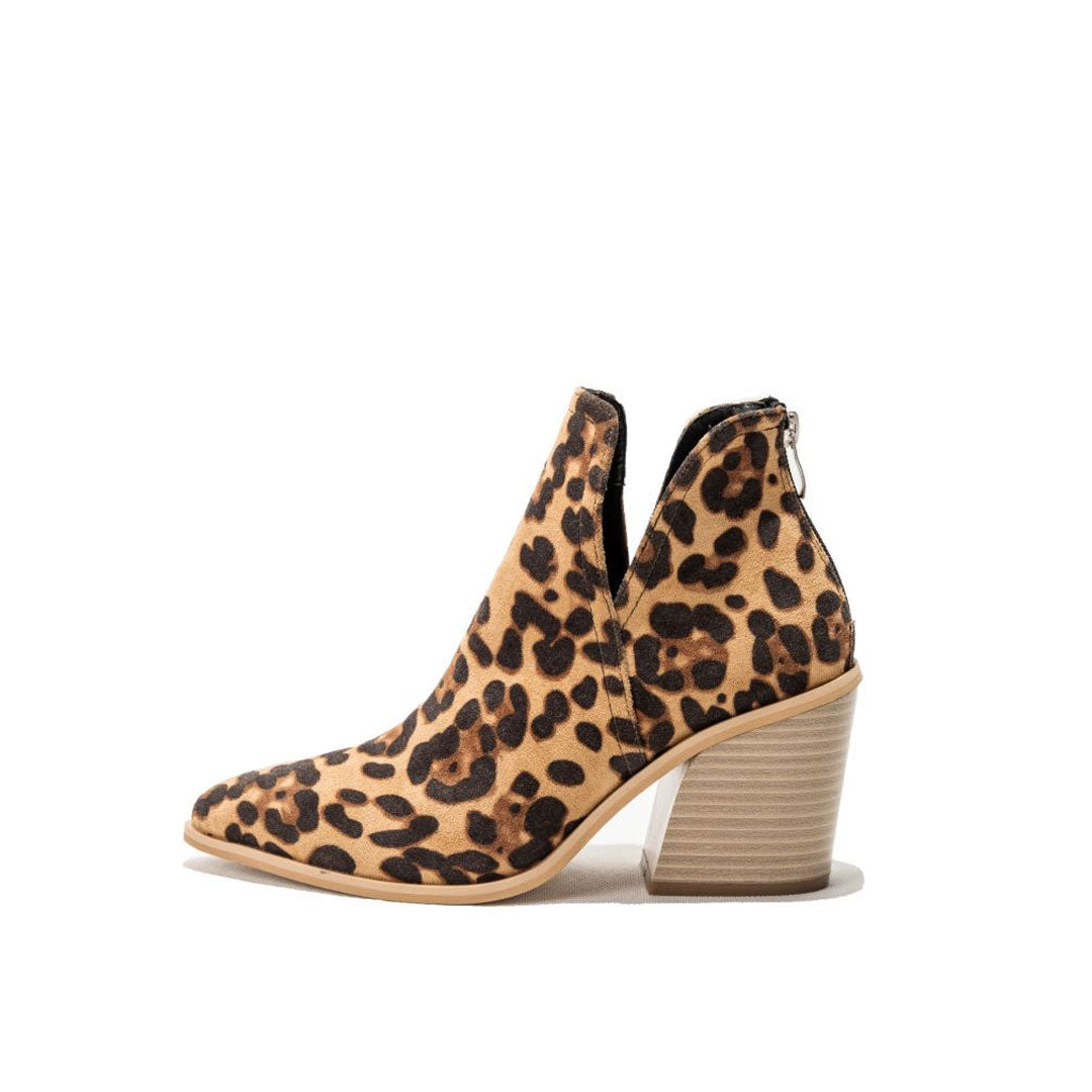 Wildleder-Stiefeletten mit spitzer Zehenpartie, Kerbenbesatz und klobigem Absatz - Leopard