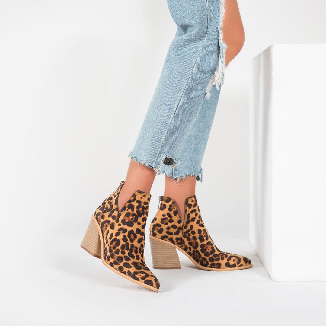 Wildleder-Stiefeletten mit spitzer Zehenpartie, Kerbenbesatz und klobigem Absatz - Leopard