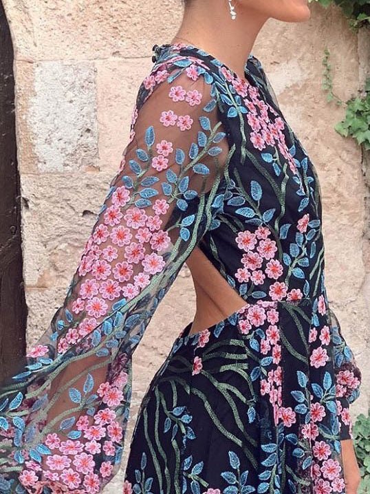 Langärmliges Kleid mit Print und freiem Rücken