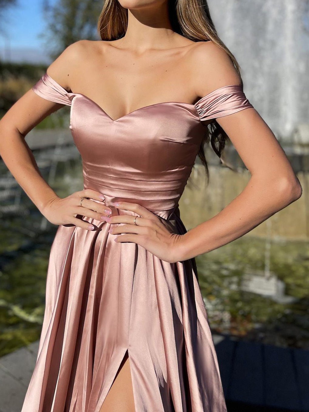 Swing-Kleid mit One-Shoulder-Schnitt und Schlitz